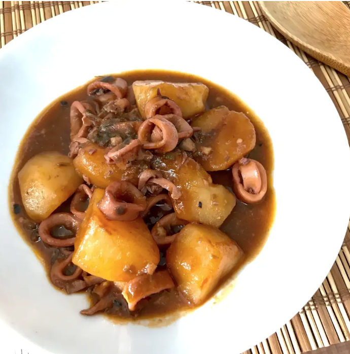 Ensalada de pimientos asados atún y huevo con patatas guisadas con calamares